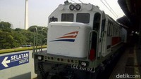Seorang wanita diturunkan di Stasiun Cirebon dari KA Jayakarta Premium rute Surabaya-Jakarta karena dinilai mengganggu penumpang lain. Wanita itu mengoceh tak jelas hingga mengaku sebagai kawan dari teroris-teroris yang ditangkap polisi belakangan ini. Foto: Kereta di Gambir (Sastri/detikTravel)