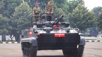 Pada 11 November 2016, Presiden Joko Widodo memberi pengarahan kepada pasukan Marinir. Dalam kesempatan itu, Jokowi mengecek kesiapan Pasukan marinir dari atas tank. (Foto: Grandyos Zafna)