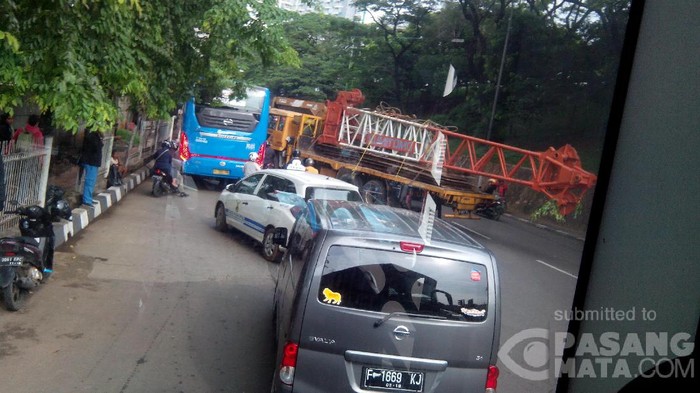 Truk Mogok Melintang di Cawang, Lalin Menuju Pancoran Padat