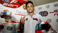 David rencananya akan berlaga selama satu musim penuh di F4 China 2017 yang memperlombakan 18 seri di bawah arahan manajernya, Stanley Iriawan dari Iriawan Racing Development.