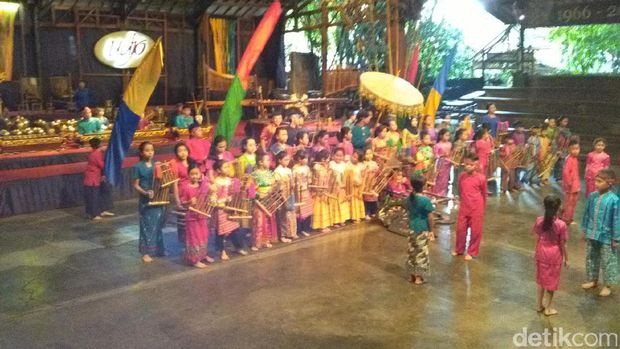Anak-anak yang tengah bermain angklung di Saung Udjo (Mukhlis/detikTravel)