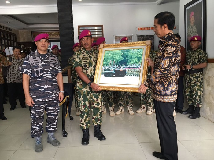 Goresan Tangan Jokowi untuk Pasukan Marinir