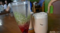 Selain bisa menikmati sajian enak. Di Mie Aceh Bungong Seulanga yang berada di jalan Mampang Prapatan Raya No. 4 ini juga tersedia es timun yang segar dan teh tarik yang bisa disajikan hangat ataupun dingin. Yuk, mampir!