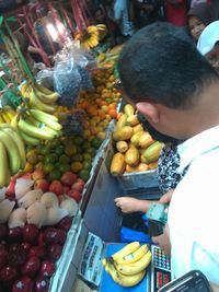 Sambil Beli Jamu, Anies Tampung Curhat Soal Parkir dan Air di Johar Baru