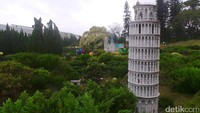 Foto: Di zona Mini Eropa, ada Menara Pisa yang bisa traveler lihat. Kalau mau memotrenya pun boleh lho (Wahyu/detikTravel)