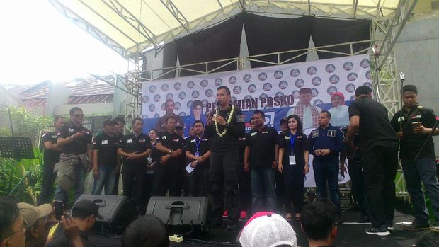 Semangatnya Agus Yudhoyono Pimpin Yel-yel 'Menang' Bareng Relawan