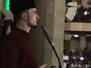 Ribuan Warga Bandung Antusias Bertemu dengan Hafidz Tampan Fatih Seferagic