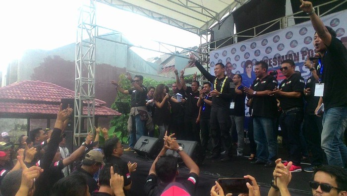 Semangatnya Agus Yudhoyono Pimpin Yel-yel Menang Bareng Relawan