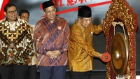 JK memukul gong tanda dimulainya Kongres Nasional ke-1 Keluarga Alumni Kesatuan Aksi Mahasiswa Muslim Indonesia (KA-KAMMI) di Kartika Chandra, Jalan Gatot Subroto, Jakarta Selatan, Sabtu (12/11/2016).