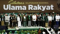 Jokowi dan para ulama doa bersama.