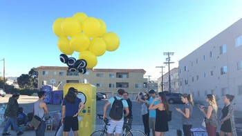 Snapchat menjual Spectacles di dalam mesin penjual atau vending machine berwarna kuning. Foto: Istimewa
