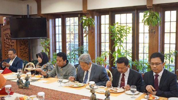 Delegasi DPR sarapan bersama Dubes Sonny di Wisma Indonesia