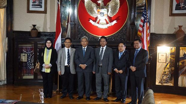 Delegasi DPR dan Dubes Sonny foto bareng di salah satu ruangan di Kedubes RI