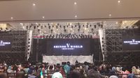 Meski Hujan, Shawol Sudah Padati Venue Konser 'SHINee World V' Sejak Pagi