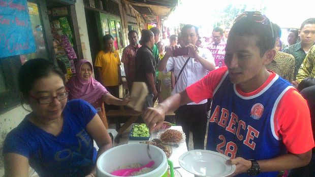 Begini Gaya Sandiaga Berkostum Basket Saat Blusukan Sapa Warga