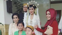 Titi berpose bersama anak-anaknya dan salah satu sahabatnya, Dewi Sandra. Foto: Instagram bumiauw
