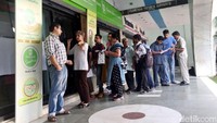 Warga berdatangan ke Oriental Bank of Commerce di Jalan Captain Prakash Pethe Marg untuk menukarkan uang.