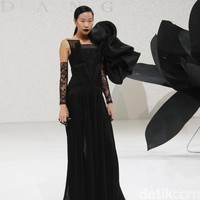 Koleksi Andreas Odang yang mengangkat tema Black Magnolia di IPMI Trend Show 2017. The Hall Lt.8, Senayan City. Jakarta. [Foto: Mohammad Abduh]