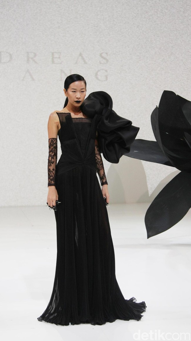 Koleksi Andreas Odang yang mengangkat tema Black Magnolia di IPMI Trend Show 2017. The Hall Lt.8, Senayan City. Jakarta. [Foto: Mohammad Abduh]