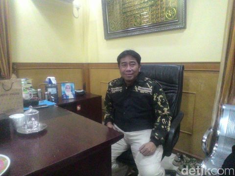 Abraham Lulung Lunggana saat memberikan penjelasan mengenai baliho, Sabtu (12/11/2016)