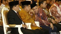 JK berbincang dengan Fahri Hamzah di sela-sela kongres.