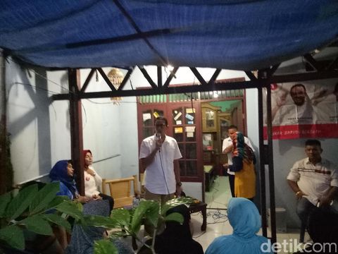  Calon wakil gubernur DKI Jakarta Sandiaga Uno berdialog dengan warga Tegal Parang, Mampang, Jaksel, Sabtu (12/11/2016)