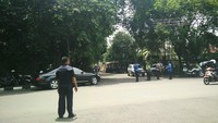 Petugas keamanan serta beberapa anggota polisi pun nampak berjaga di sekitar lokasi resepsi. Foto: Ismail/detikHOT