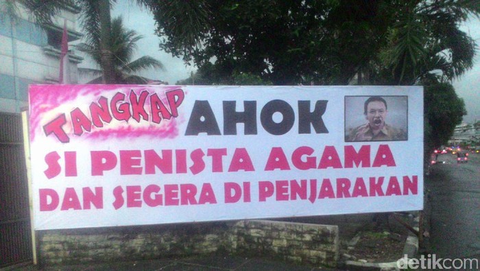 Baliho Desak Polri Tuntaskan Kasus Ahok Terpasang di Tanah Abang
