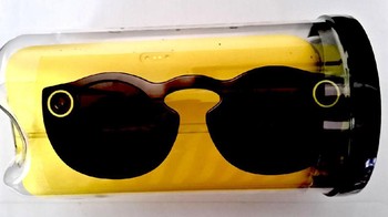 Spectacles ditawarkan dalam tiga warna berbeda, hitam, biru dan oranye. Foto: Istimewa