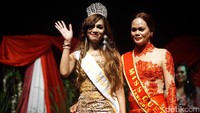Qie Nabh Tappii melambaikan tangan. Pemenang Miss Waria Indonesia 2016 ini akan mewakili Indonesia mengikuti ajang Miss International Queen di Pattaya, Thailand.