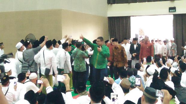 Tiba di Acara Ulama Rakyat, Jokowi Disambut Salawat