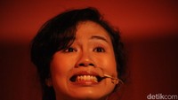 Ekspresi salah satu seniman saat mementaskan Jelajah Langkah.