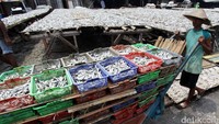 Para perajin ini rata-rata bisa menjual 150-350 kilogram ikan asin per hari.