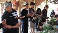 Foto: Berdoa bersama warga desa adat sebelum menikmati sajian kuliner Banyuwangi (Avitia/detikTravel)