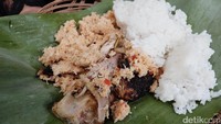 Foto: Kuliner khas Banyuwangi tak hanya lezat. Tapi juga sarat makna kultural di dalamnya, misalnya Pecel Pitik (Avitia/detikTravel)