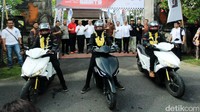 Motor listrik nasional Garansindo Elektrik Scooter ITS (Gesits) tiba di Bali pada 12 November 2016. Motor bertenaga listrik itu tiba di Bali setelah menempuh kurang lebih 1.500 km dari Jakarta. Foto: Istimewa/Garansindo