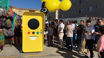Warnanya yang ngejreng membuat vending machine bernama Snapbot ini tampak mencolok di antara kerumunan. Foto: Istimewa