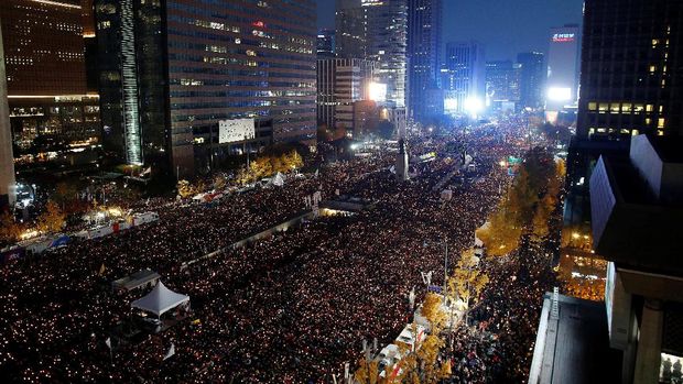 Unjuk rasa besar-besaran pada Sabtu (12/11) mendesak Presiden Park mundur