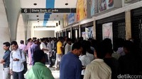 Warga mengantre untuk menukarkan uang di State Bank of India di kawasan World Trade Center (WTC), Mumbai.