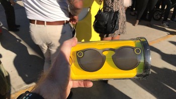Peluncuran dan penjualan perdana kacamata pintar Spectales dilakukan di Venice Beach, Los Angeles, Amerika Serikat (AS) dengan cara yang tidak biasa. Foto: Istimewa