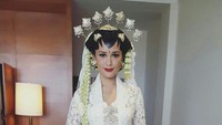 Titi nampak mengenakan kebaya berwarna putih dengan kain warna coklat. Penampilannya pun dilengkapi dengan hiasan kepala. Foto: Instagram bumiauw