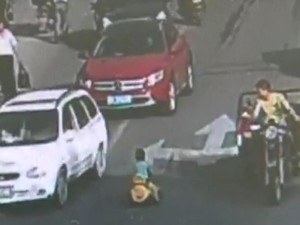 Waduh, Balita Kendarai Mobil Mainan di Jalan Raya