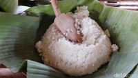 Foto: Pecel Pitik masaknya tidak boleh di atas api, tapi di depan api. Dipanaskan seperti itu, masaknya kira-kira satu jam. Maknanya bahwa semua proses itu membutuhkan kesabaran, tidak boleh terlalu tergesa-gesa (Avitia/detikTravel)