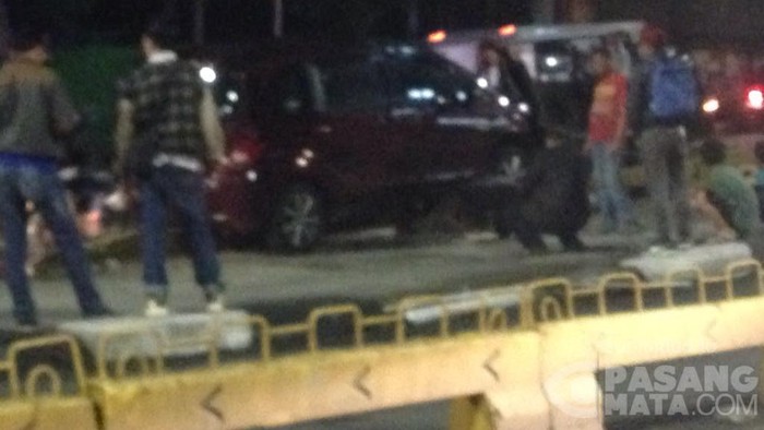 Honda Freed Tabrak Separator TransJ di Depan Mapolsek Pancoran