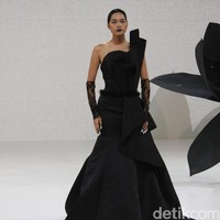 Koleksi Andreas Odang yang mengangkat tema Black Magnolia di IPMI Trend Show 2017. The Hall Lt.8, Senayan City. Jakarta. [Foto: Mohammad Abduh]