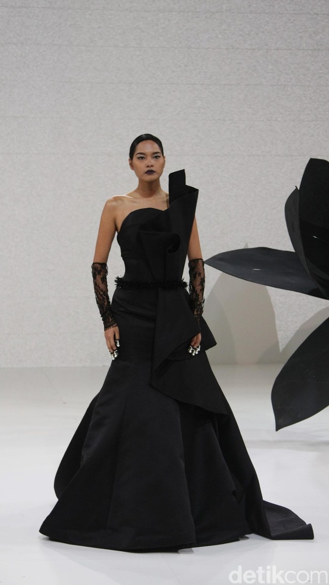 Koleksi Andreas Odang yang mengangkat tema Black Magnolia di IPMI Trend Show 2017. The Hall Lt.8, Senayan City. Jakarta. [Foto: Mohammad Abduh]