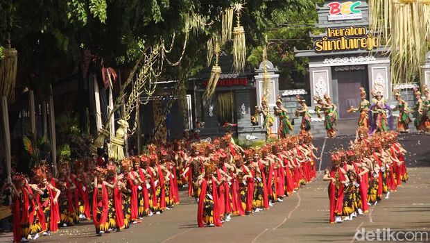 Peserta Banyuwangi  Ethno Carnival Tampil Spektakuler