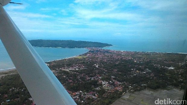 Pemandangan dari atas pesawat Susi Air