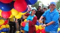 Menteri BUMN Rini Soemarno didampingi Direktur Utama PLN Sofyan Basir nampak melepas balon menandai dimulainya Family Gathering HLN ke-71 tahun 2016 di Parkir Timur Senayan Jakarta, Minggu (13/11/2016).
