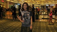 Acha bergaya santai saat launching trailer Bulan Terbelah di Langit Amerika 2. Foto: Noel/detikHOT
